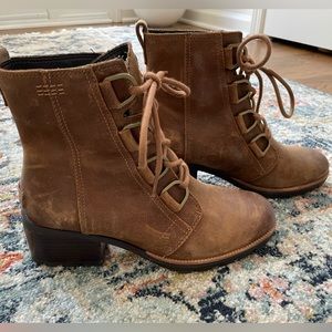 Sorel lace up boots- great condition